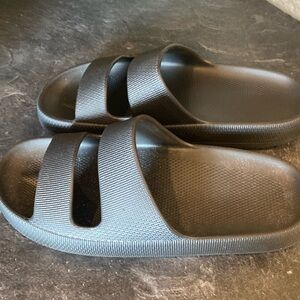 Black. Flat sandals.